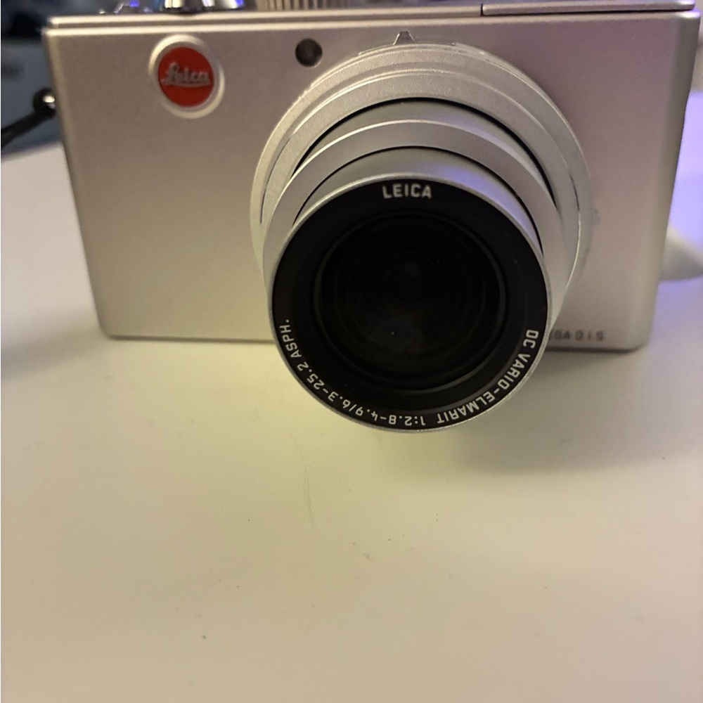 Leica D-Lux 3 Digital Camera - Picture 8 of 13